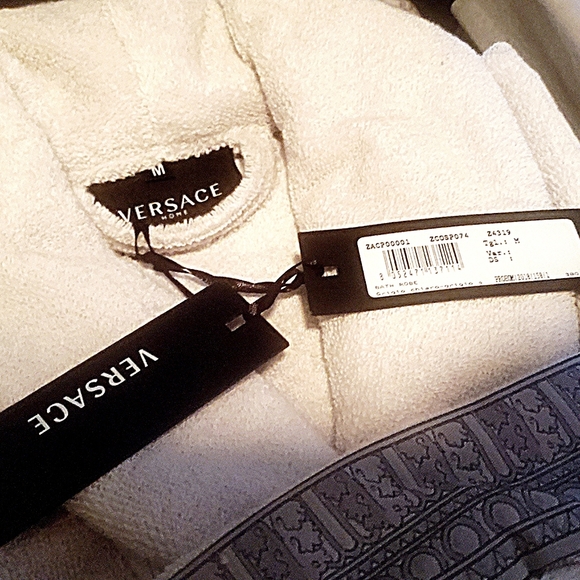 VERSACE BATHROBE - NEVER BEEN WORN BRAND NEW WITH TAGS FROM THE STORE STILL ON ! - Picture 2 of 9